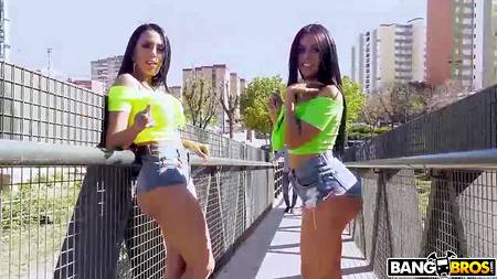 Симпатичный парень трахает в рот и жопу двух горячих латинок