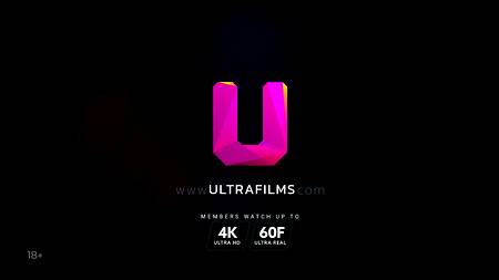 Русские лесбиянки наслаждаются групповым сексом на уютном диване