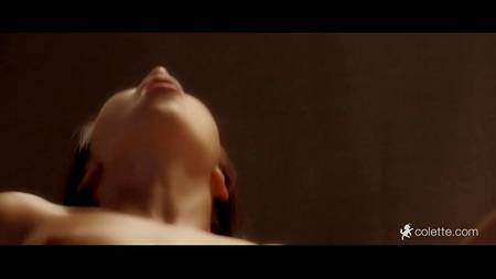 Красивый парень ублажает в постели смуглую брюнетку с шикарной фигурой