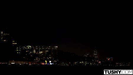 Мужчина красиво дрючит в анус рыжеволосую куколку с шикарной грудью