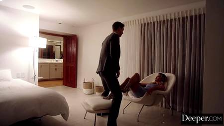 Облизал пальцы ног и трахнул роскошную блонду с вьющимися волосами