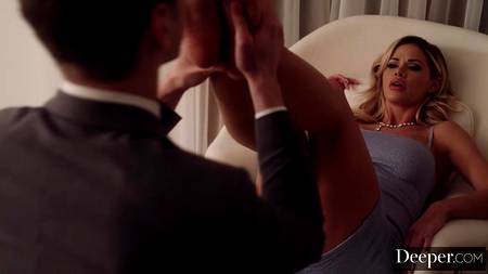 Облизал пальцы ног и трахнул роскошную блонду с вьющимися волосами