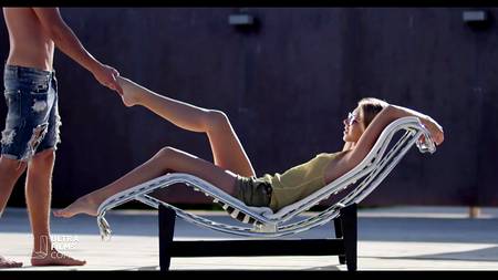 Стройная девушка извивается на мощном члене русского пихаря