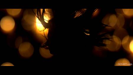 Красивая пара занимается страстным сексом на утесе скалы