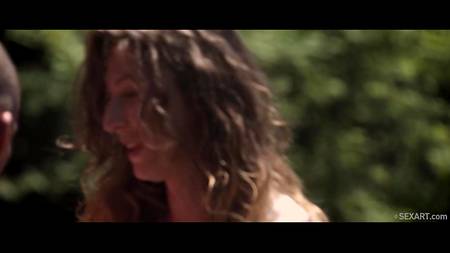 Красивая пара занимается страстным сексом на утесе скалы