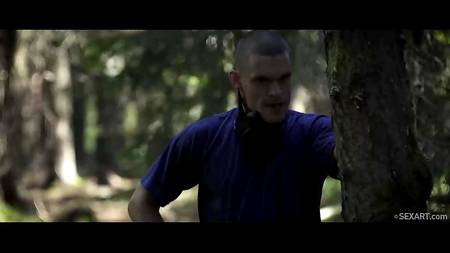 Красивая пара занимается страстным сексом на утесе скалы