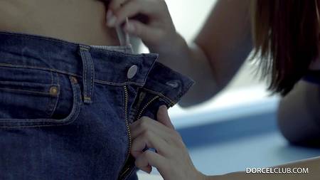 Отымел и смачно кончил на лицо любимой в сексуальном нижнем белье