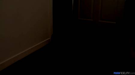 Сексапильная блондинка подставляет киску ловеласу с мощным болтом