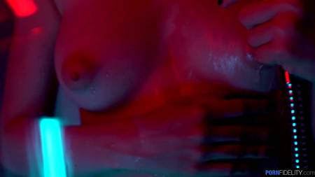 Сексапильная блондинка подставляет киску ловеласу с мощным болтом