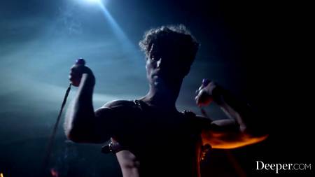 Парень жарит в задницу горячую брюнетку с красивой фигурой