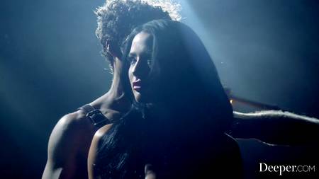 Парень жарит в задницу горячую брюнетку с красивой фигурой