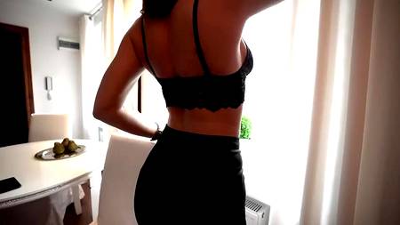 Жаркий домашний секс с очаровательной брюнеткой в сексуальном белье