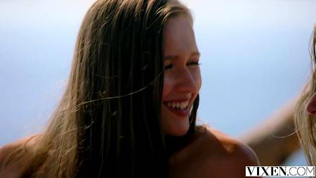 Секс с видом на море с двумя красивыми девушками и парнем