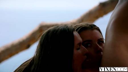 Секс с видом на море с двумя красивыми девушками и парнем