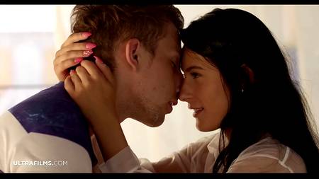 Парень нежно чпокает в попку стройную загорелую молодуху