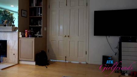 Парень снимает домашнее порно от первого лица с молодыми девками