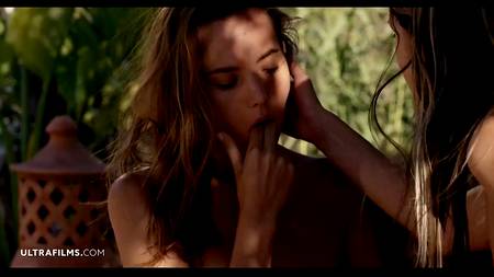 Накаченный негр оприходовал у бассейна двух худеньких белых сучек