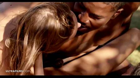 Накаченный негр оприходовал у бассейна двух худеньких белых сучек