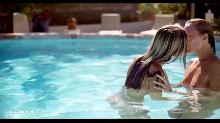 Накаченный негр оприходовал у бассейна двух худеньких белых сучек