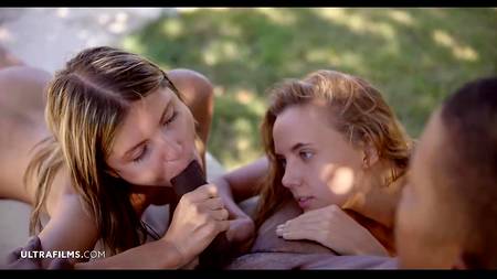 Накаченный негр оприходовал у бассейна двух худеньких белых сучек