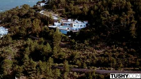 Массажист пялит в жопу стройную девушку с маленькой грудью