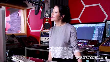 Зрелый босс дрючит в офисе двух работниц с изящными фигурами