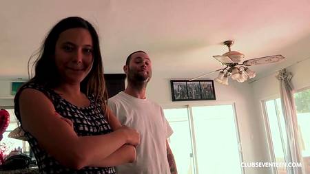 Девчонка с натуральной грудью проглотила камшот мускулистого кобеля