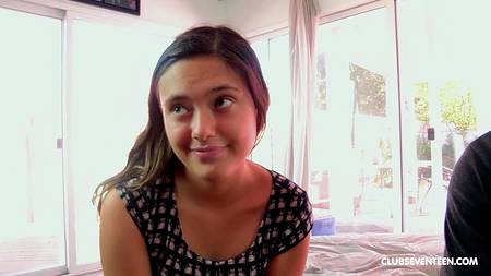 Девчонка с натуральной грудью проглотила камшот мускулистого кобеля