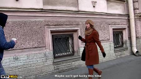 Русские пикаперы развели и чпокнули в два члена длинноногую студентку