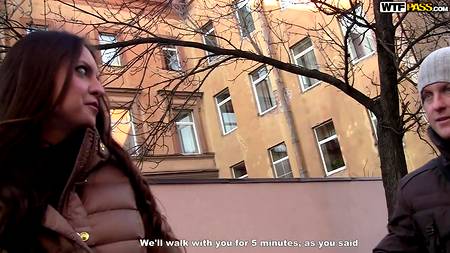 Русские пикаперы развели и чпокнули в два члена длинноногую студентку