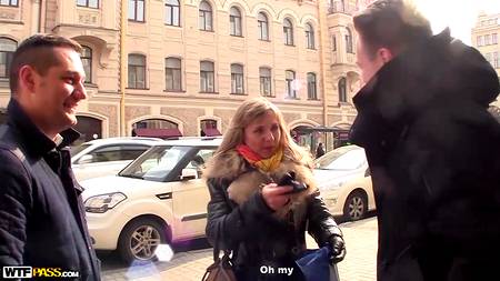 Парни запикапили и трахнули в сауне светловолосую русскую девицу