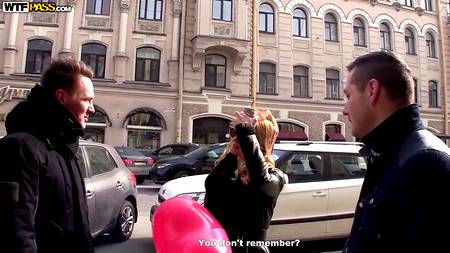 Парни запикапили и трахнули в сауне светловолосую русскую девицу