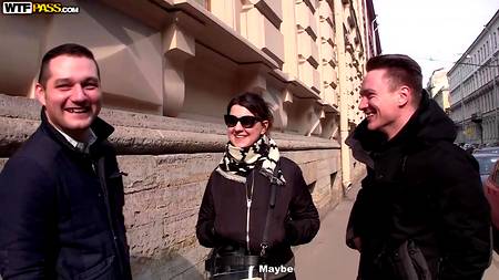 Парни запикапили и трахнули в сауне светловолосую русскую девицу