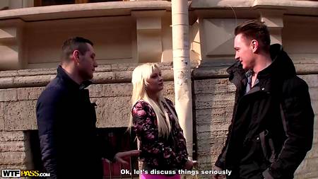 Парни запикапили и трахнули в сауне светловолосую русскую девицу