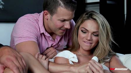 Куколд с наслаждением смотрит как мужик страстно дрючит его девку