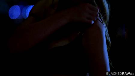 Высокий негритос пялит жопастую блондинку большим черным болтом