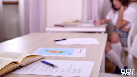 Зрелая училка пялит в обе дырки студентку длинным черным дилдо