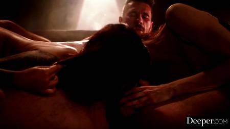 Накаченный самец страстно ебет стонущих нимфоманок в черных чулках