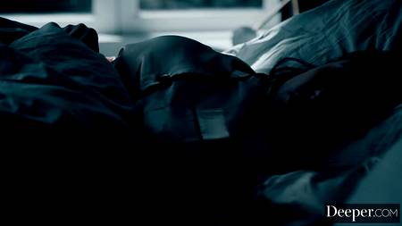 Накаченный самец страстно ебет стонущих нимфоманок в черных чулках