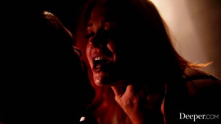 Накаченный самец страстно ебет стонущих нимфоманок в черных чулках