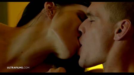 Станцевала стриптиз и красиво отдалась парню в разных позах