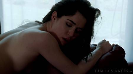 Горячо оприходовал молодую девку и смачно кончил ей на попку