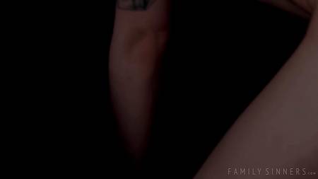 Горячо оприходовал молодую девку и смачно кончил ей на попку