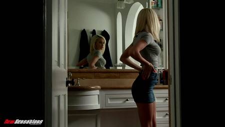 Чувак оприходовал худую блондинку и смачно кончил ей на лицо