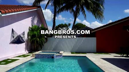 Официант ебет у бассейна сексапильную толстушку с шикарной жопой