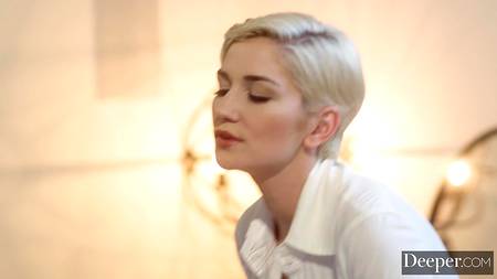 Полизал киску и страстно трахнул пышногрудую блондинку в ванной комнате