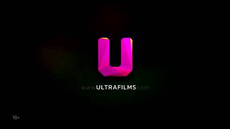 Симпатичный парень ебет большим членом миниатюрных блондинок