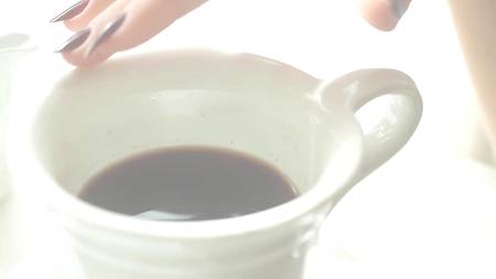 Русская красотка Krystal Boyd наслаждается утренней мастурбацией за чашкой кофе