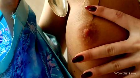 Русская красотка Krystal Boyd наслаждается утренней мастурбацией за чашкой кофе