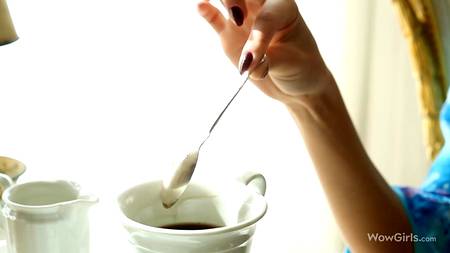 Русская красотка Krystal Boyd наслаждается утренней мастурбацией за чашкой кофе